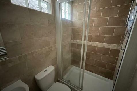 Flat 3 Roselea Shoower.jpg