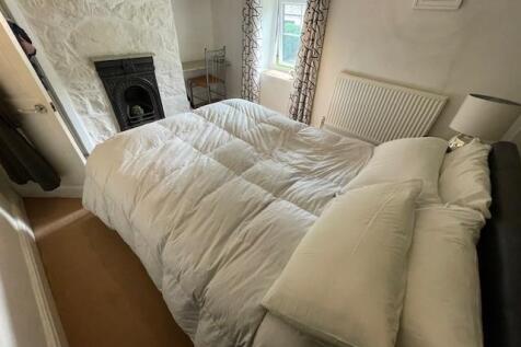 2 Gadlas Cottages b.jpg