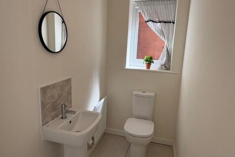 3 Clos Cloakroom 13.38.27.jpg