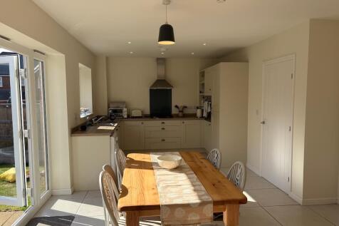 3 Clos Kitchen_From_Family_Zone.jpg