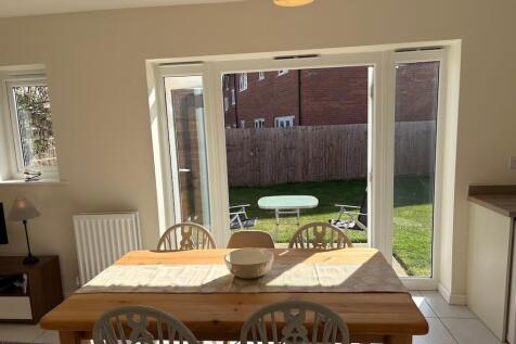 3 Clos Kitchen_Table.jpg