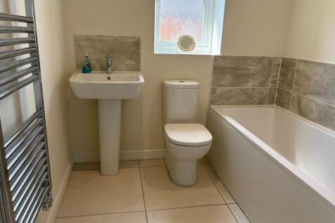 3 Clos Main_Bathroom.jpg