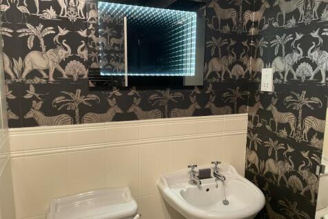 15 Bathroom (6).jpg
