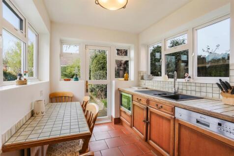 561052892 - 62 Carshalton Park Road, SM5 6.jpg