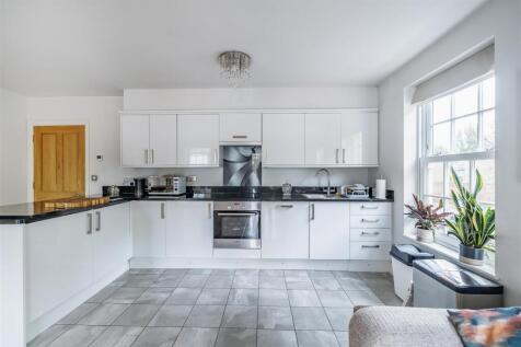 1369956-16-68f132c43db6f-ARW .jpg