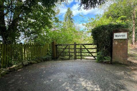 Entrance gate (drive) &amp; private parking