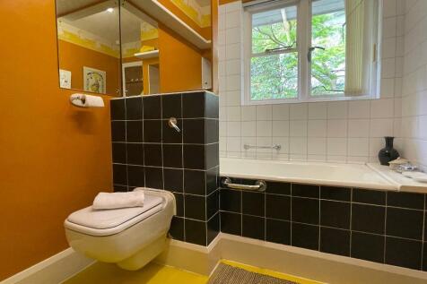 Family bathroom, very private