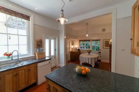 Super eat in kitchen, door to terrace