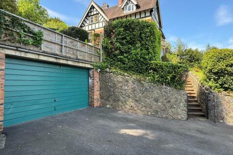 Garage and driveway parking for 3 cars