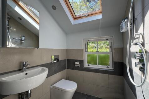 Wet room off bed 4