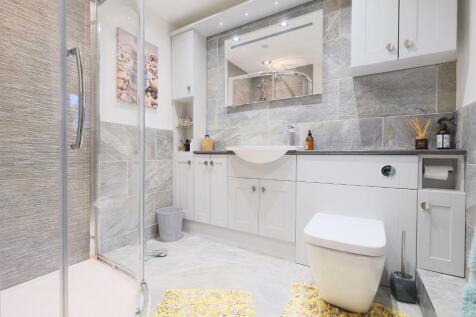 Luxurious en suite shower room