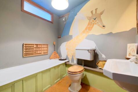 Family bathroom serving bed 2 &amp; 3