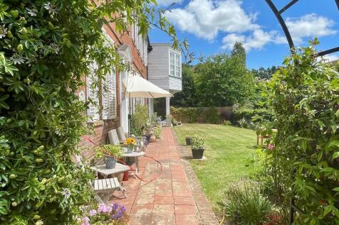 Beautiful south-facing garden to enjoy