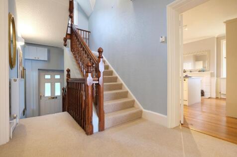 Wide hallway, space for a bike by door