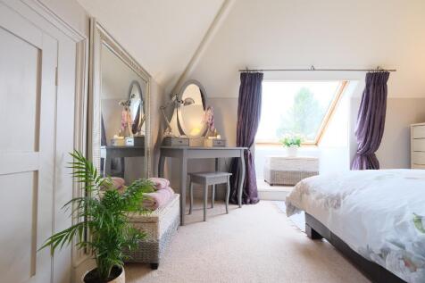 Main bedroom with eaves storage