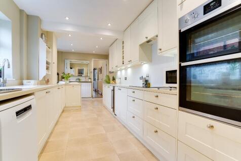 Fully fitted kitchen