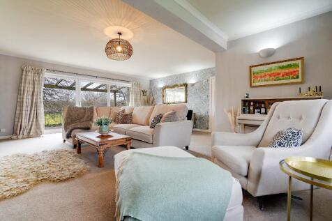 L-shape sitting room with dining area