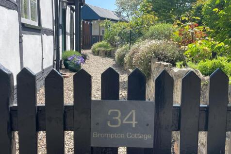 Adorable cottage on Bank Street