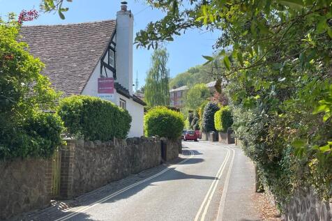 Pretty cottage nestled in Bank Street