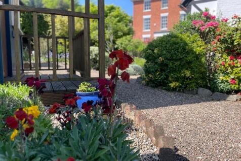 Pretty gardens and summer house