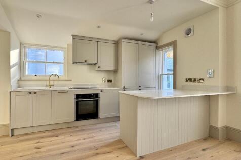 Bespoke kitchen with peninsular
