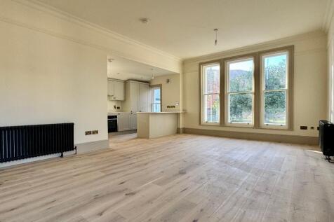 Large sitting room with great light