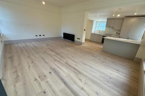 L-shape living area with oak flooring