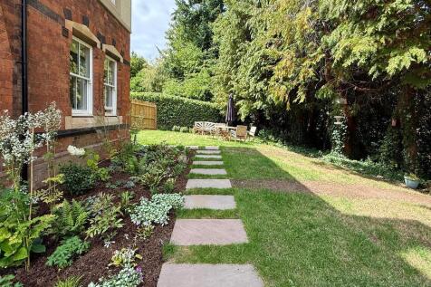Private lawn gardens in No. 4 &amp; 5