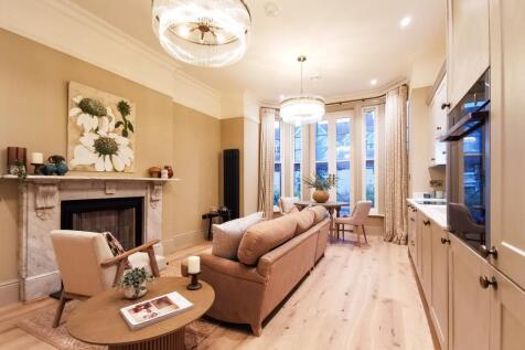 Tall ceilings and decorative features