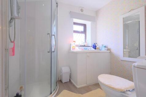 Shower room (off bathroom)