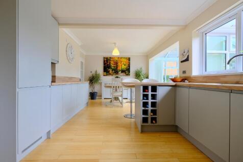 Elegant fully fitted kitchen