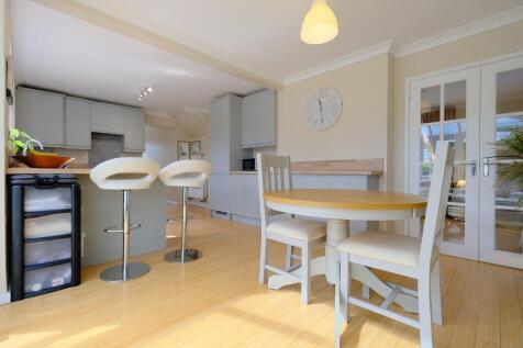 Beautiful kitchen and breakfast bar