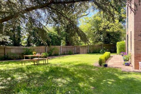 Communal gardens &amp; gate to Link Common