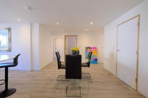 Dining area with seating for 6