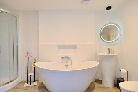 En suite bathroom (Bedroom 1)