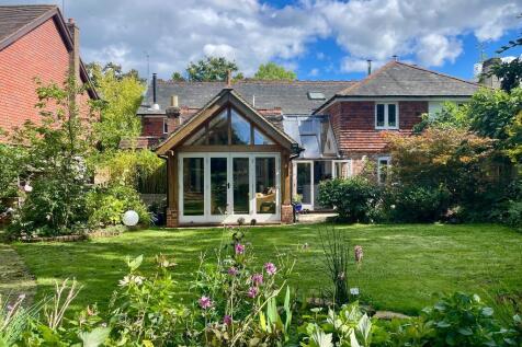Good sized rear garden overlooking field