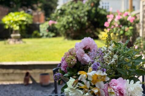 Pretty summer garden to enjoy