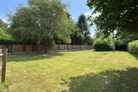 Rear lawned garden, flat and secure
