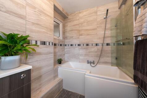 Family bathroom (downstairs)