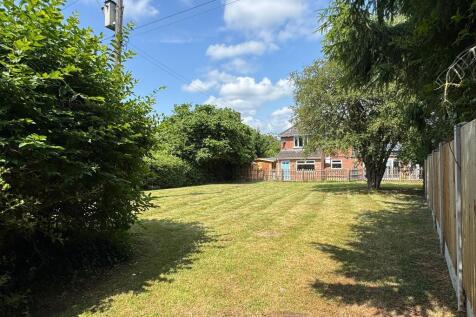 Rear lawned garden
