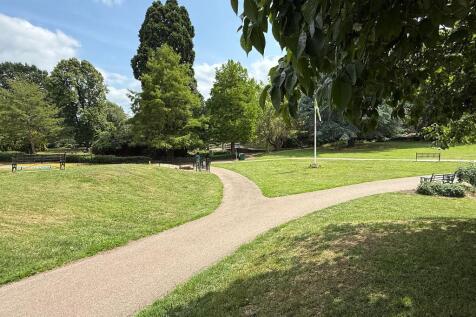 Gheluvet Park - excellent space is close