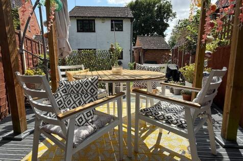 Pretty deck to relax on in the heat!