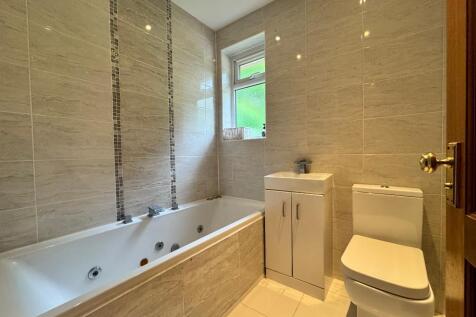 Family bathroom on ground floor
