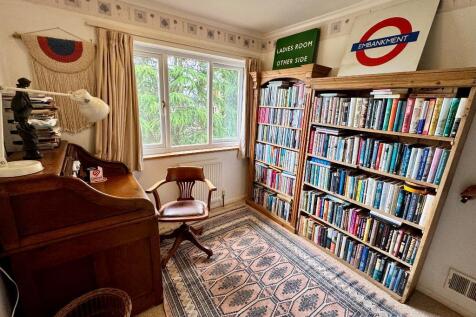 Handy study or if needed Bed 4
