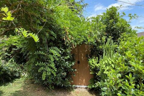 Discreet garden shed