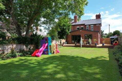 Grand rear kitchen extension &amp; garden