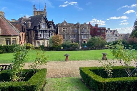 Communal gardens next to The Abbey Hotel