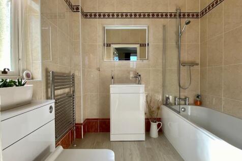 En suite bathroom with shower
