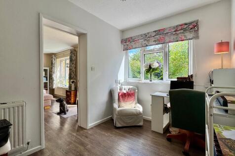 Pretty office, garden room or bedroom