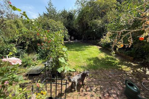 Lovely peaceful s facing garden